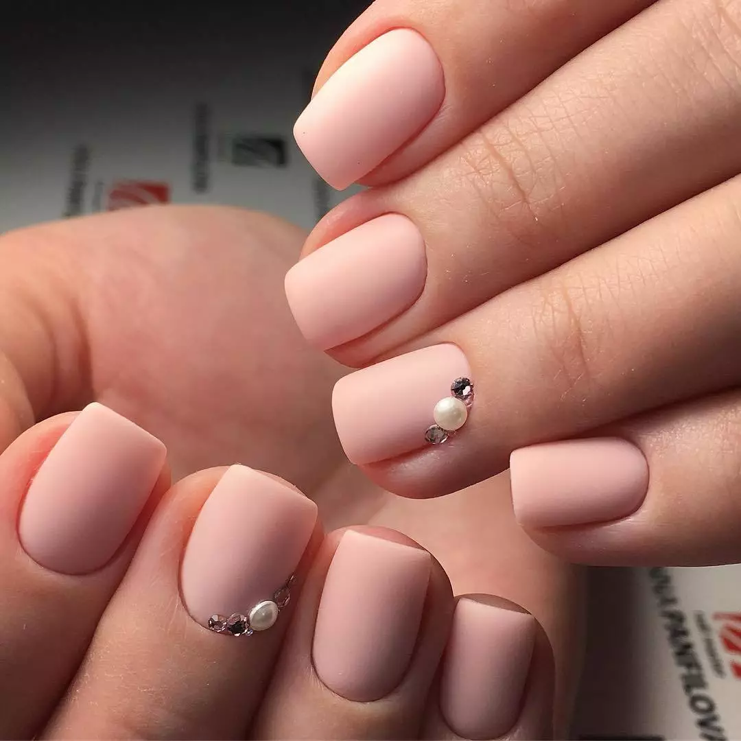 Matte Manicure (126 foto): Desain kuku matte monofonik dengan pernis, manicure musim panas yang indah dari Ombre Cherry Blossom 6471_52