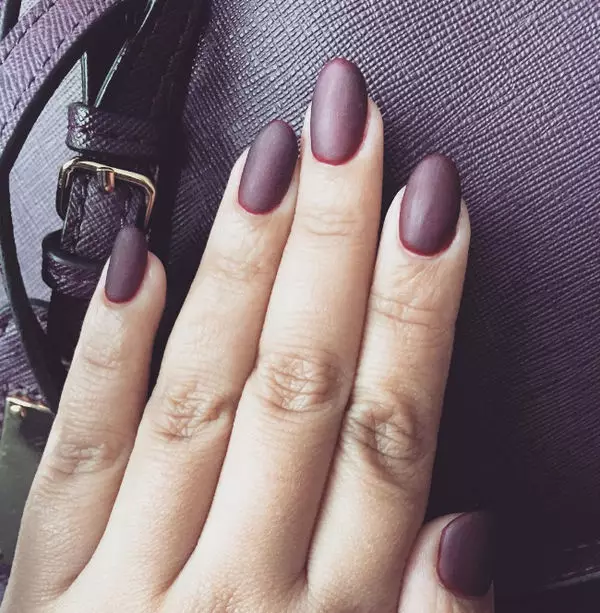 Ahịhịa Matte (26 foto): Ntinye ube monaphonic na varnish, manicure nke Ombre cherry 6471_7