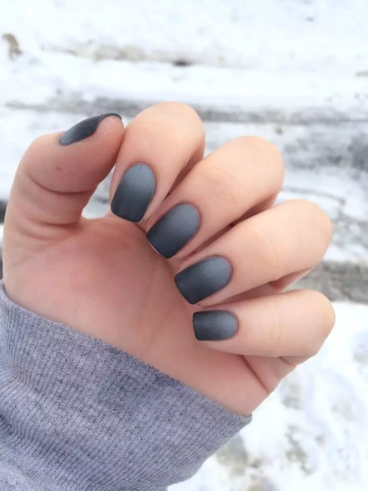 Ahịhịa Matte (26 foto): Ntinye ube monaphonic na varnish, manicure nke Ombre cherry 6471_71