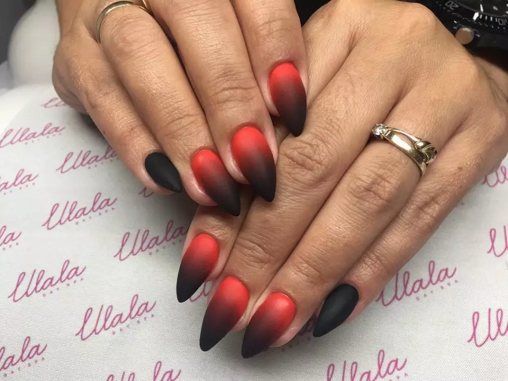 Ahịhịa Matte (26 foto): Ntinye ube monaphonic na varnish, manicure nke Ombre cherry 6471_73