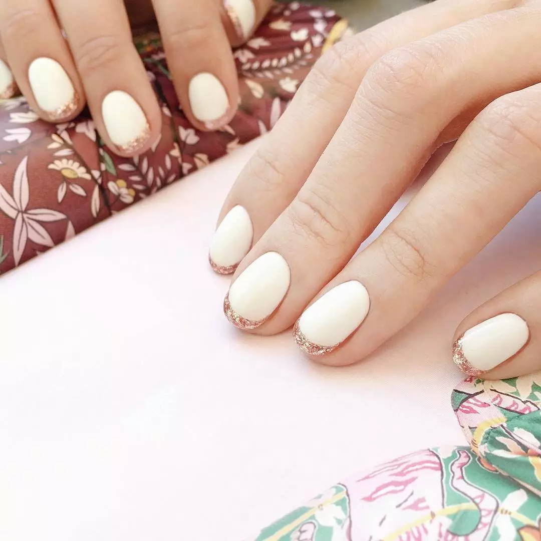 Matte Manicure (126 foto): Desain kuku matte monofonik dengan pernis, manicure musim panas yang indah dari Ombre Cherry Blossom 6471_75