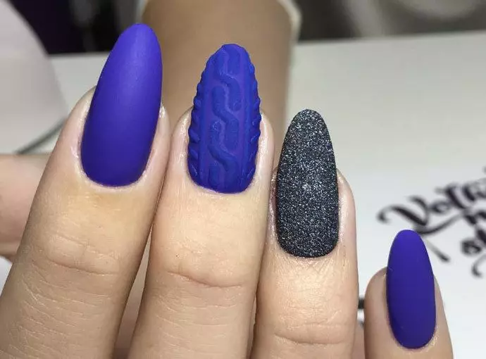 Ahịhịa Matte (26 foto): Ntinye ube monaphonic na varnish, manicure nke Ombre cherry 6471_77