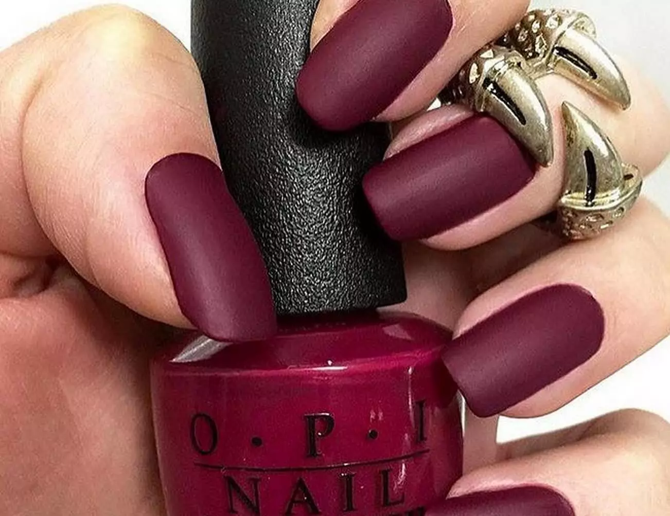 Ahịhịa Matte (26 foto): Ntinye ube monaphonic na varnish, manicure nke Ombre cherry 6471_8