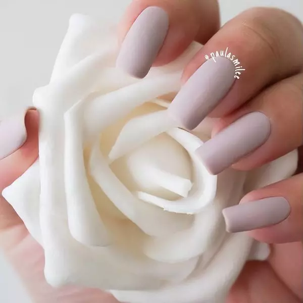 Matte Manicure (126 foto): Desain kuku matte monofonik dengan pernis, manicure musim panas yang indah dari Ombre Cherry Blossom 6471_84