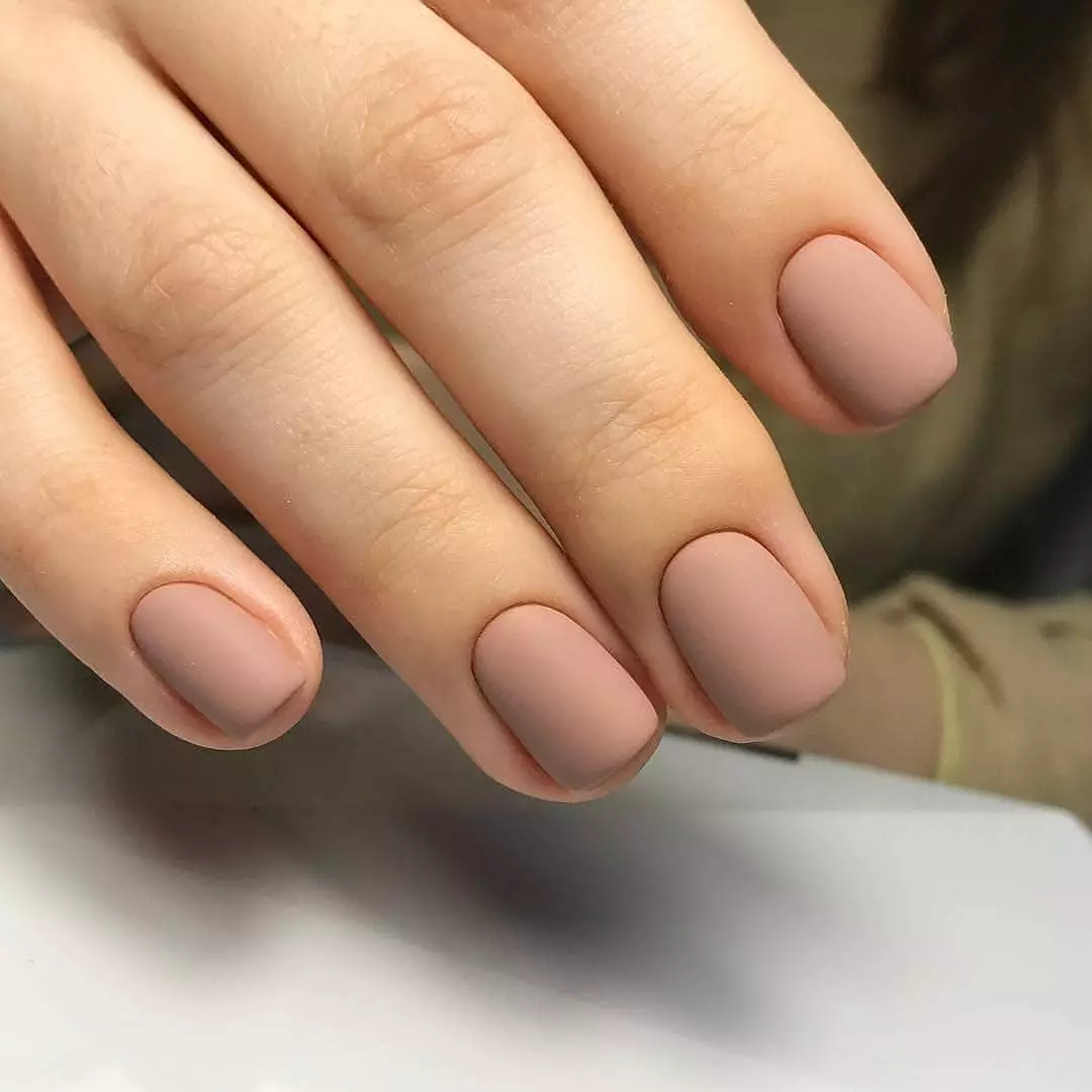 Matte Manicure (126 foto): Desain kuku matte monofonik dengan pernis, manicure musim panas yang indah dari Ombre Cherry Blossom 6471_96