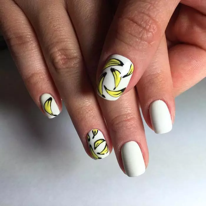 Manikura s bananama (31 fotografije): Ljetni dizajn noktiju u žutoj boji s crtežima. Kako korak po korak banana? 6476_13