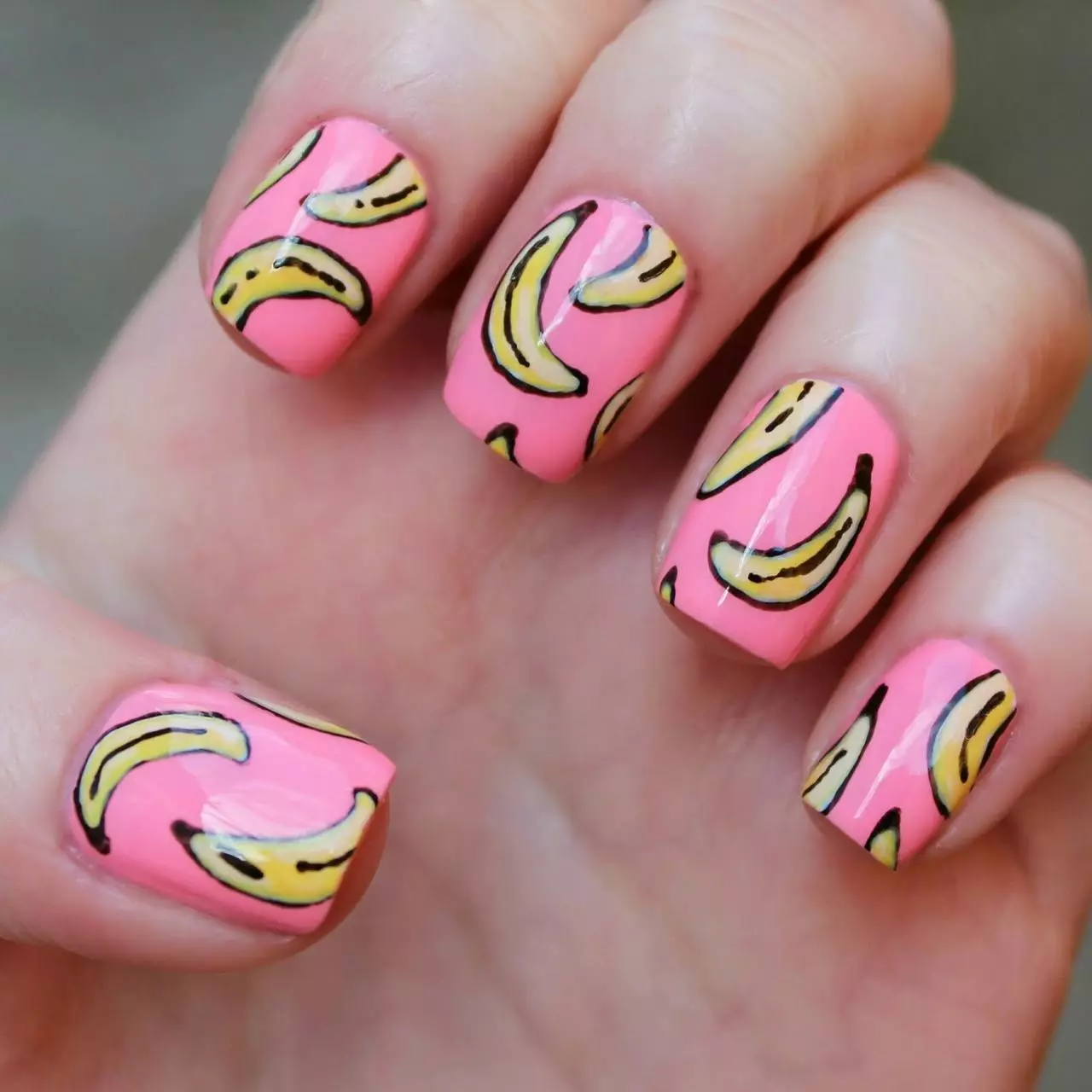 Manikyr med bananer (31 bilder): Summer Nail Design i gul med tegninger. Hvordan trinnvis en banan? 6476_17