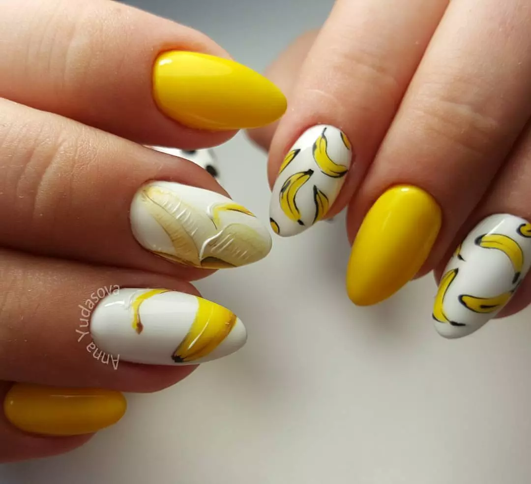 Manikura s bananama (31 fotografije): Ljetni dizajn noktiju u žutoj boji s crtežima. Kako korak po korak banana? 6476_18