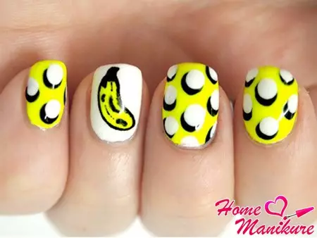 Manikura s bananama (31 fotografije): Ljetni dizajn noktiju u žutoj boji s crtežima. Kako korak po korak banana? 6476_29