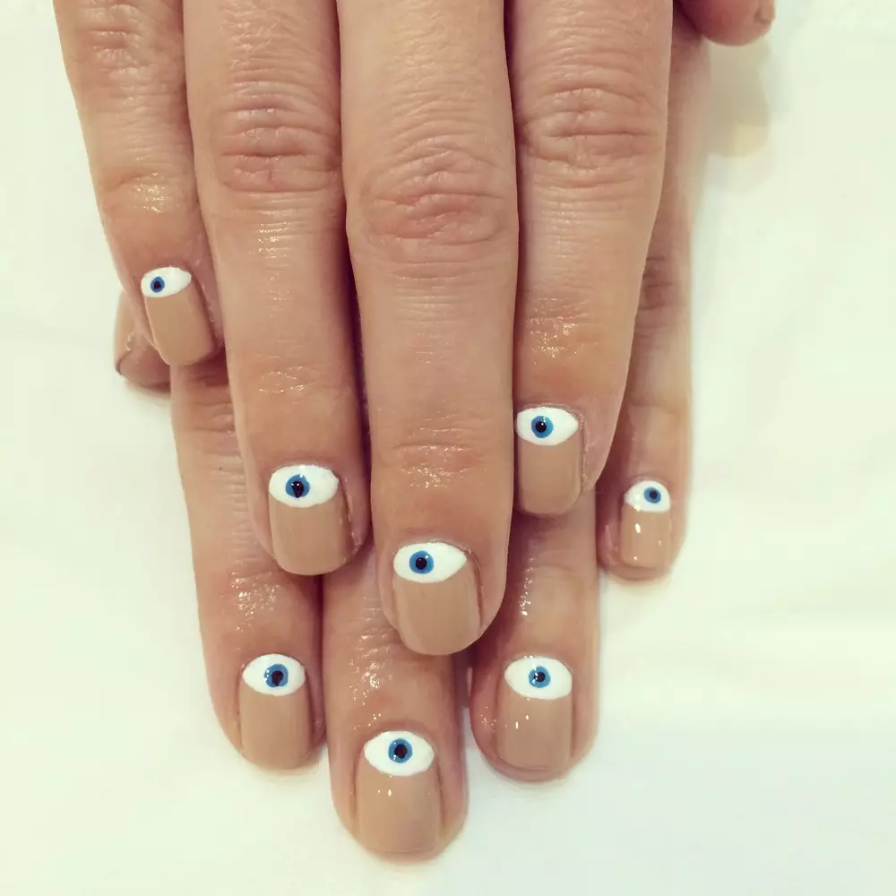 Manicure met de ogen (32 foto's): ontwerp met de ogen op de nagels 6489_9