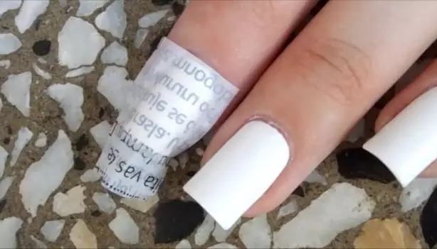 Newspaper Manicure (48 fotos): ¿Cómo hacer una manicura con un periódico y alcohol paso a paso en casa? 6492_27