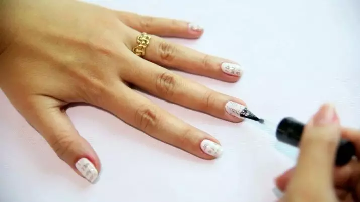 Newspaper Manicure (48 fotos): ¿Cómo hacer una manicura con un periódico y alcohol paso a paso en casa? 6492_28