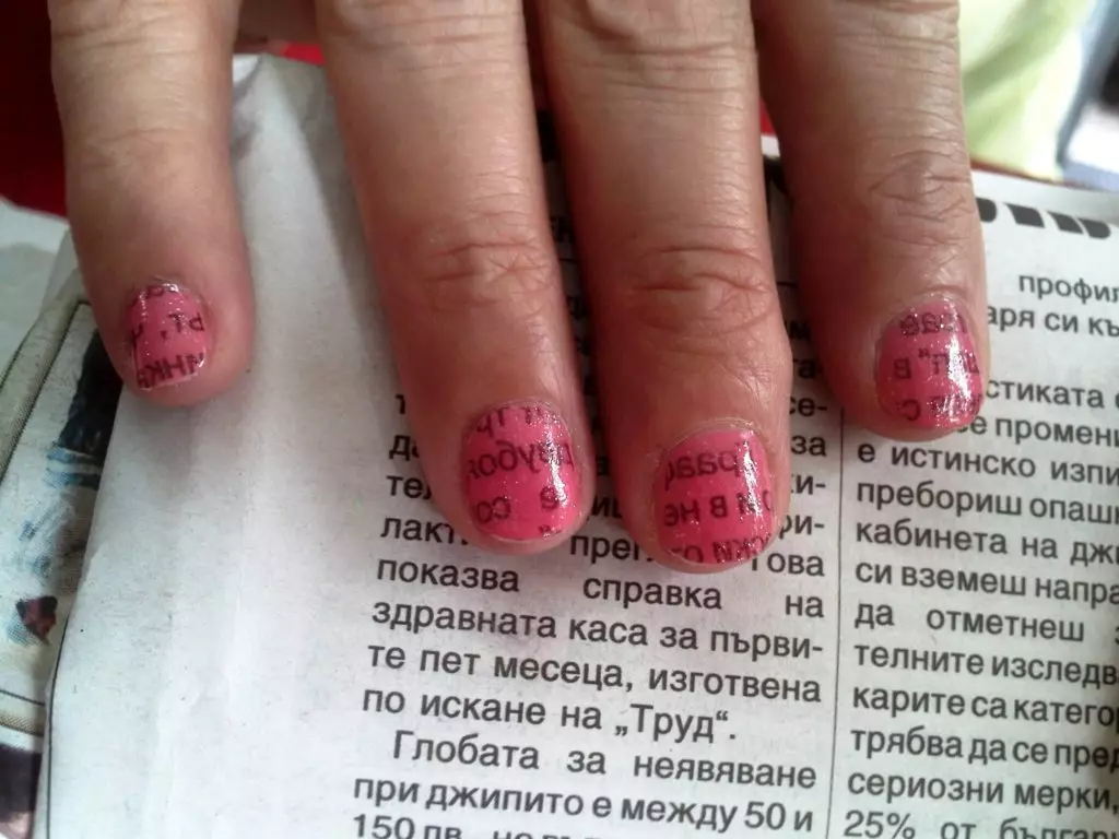 Newspaper Manicure (48 fotos): ¿Cómo hacer una manicura con un periódico y alcohol paso a paso en casa? 6492_3