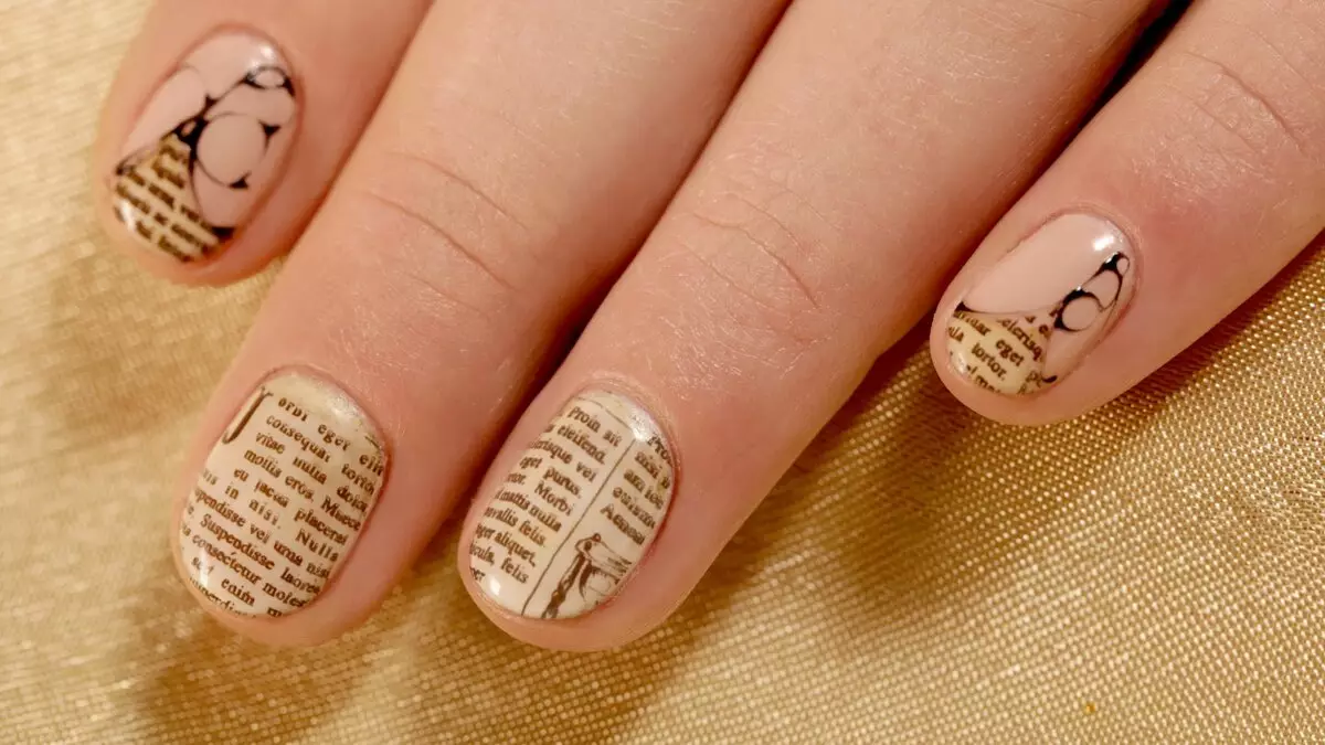 Newspaper Manicure (48 fotos): ¿Cómo hacer una manicura con un periódico y alcohol paso a paso en casa? 6492_32