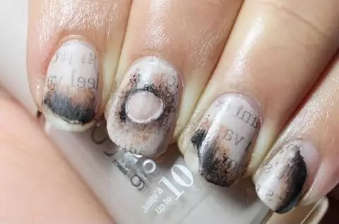 Newspaper Manicure (48 fotos): ¿Cómo hacer una manicura con un periódico y alcohol paso a paso en casa? 6492_38