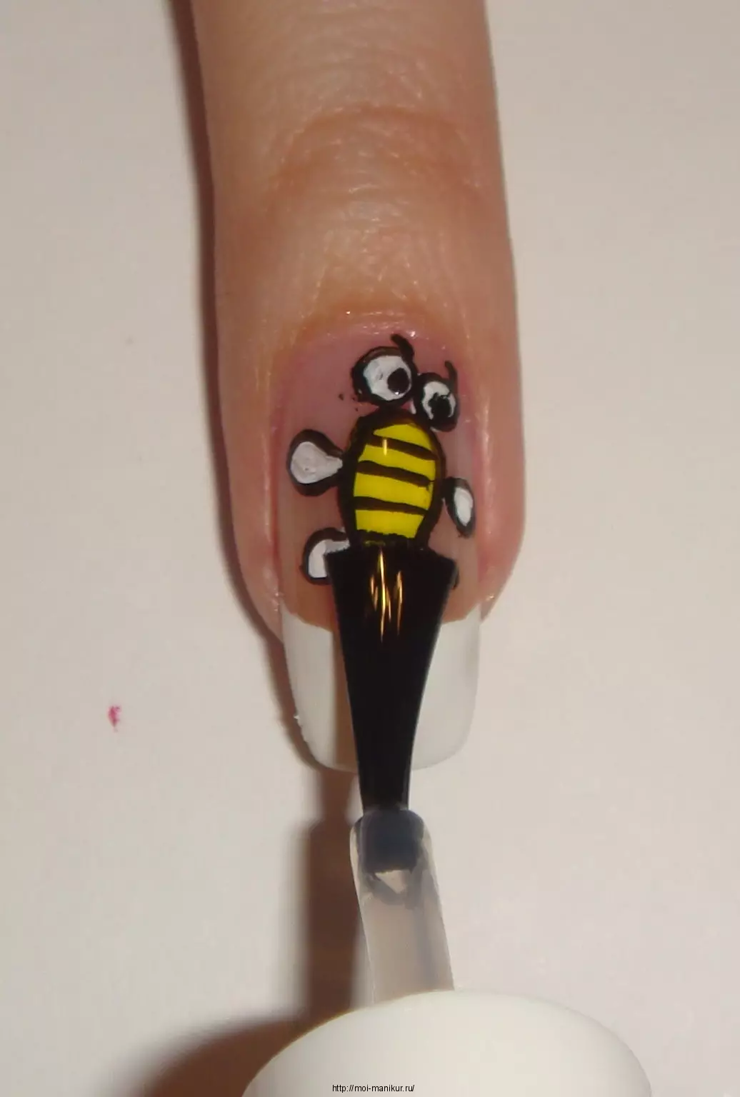 Manicure med en bi (35 billeder): Ideerne om bi design på neglene 6499_15
