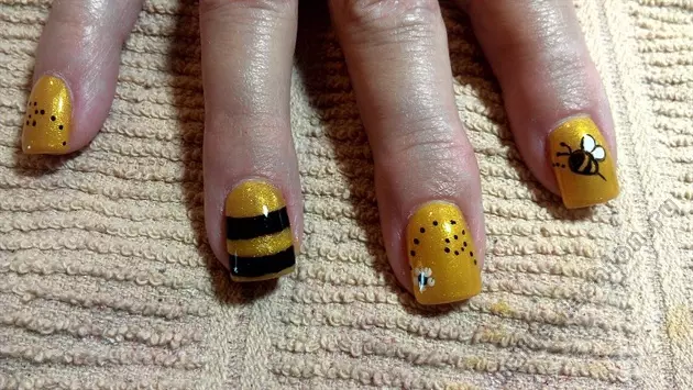 Manicure con un'ape (35 foto): Le idee del design delle bee sulle unghie 6499_18