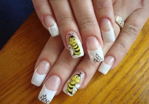 Manicure nge-BEE (izithombe ezingama-35): Imibono ye-Bee Design On the Nails 6499_24