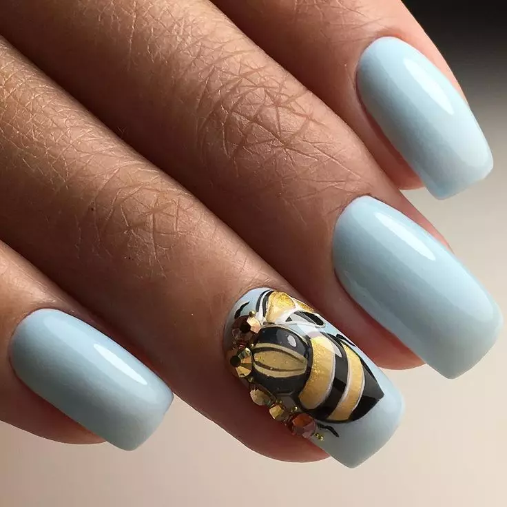 Манікюр з бджілкою (35 фото): ідеї бджолиного дизайну на нігтях 6499_33