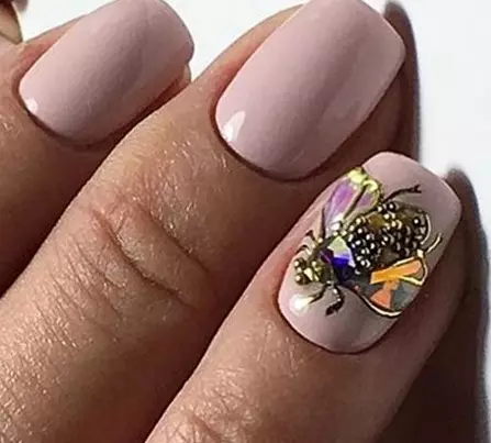 Manicure con un'ape (35 foto): Le idee del design delle bee sulle unghie 6499_34