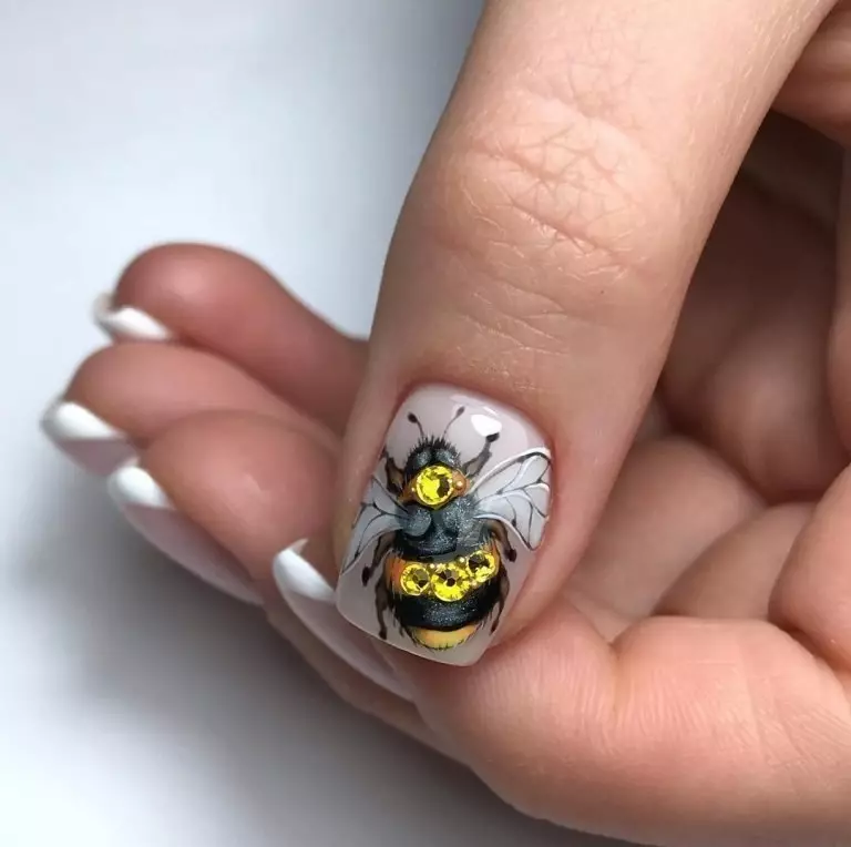 Manicure med en bi (35 billeder): Ideerne om bi design på neglene 6499_35