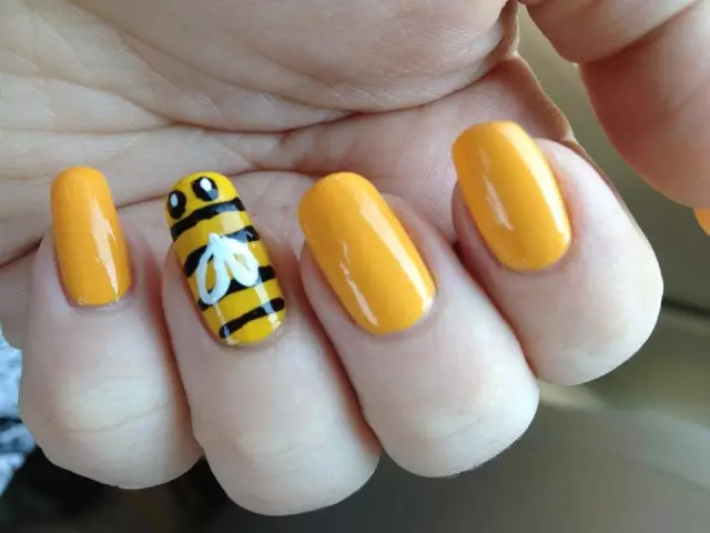 Манікюр з бджілкою (35 фото): ідеї бджолиного дизайну на нігтях 6499_6