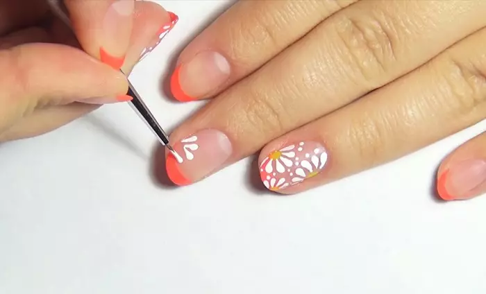 Manikyr med tusenskönor (69 foton): Steg-för-steg nagel design med tusensköna mönster. Hur man ritar blommor på gul eller rosa lack? 6506_15