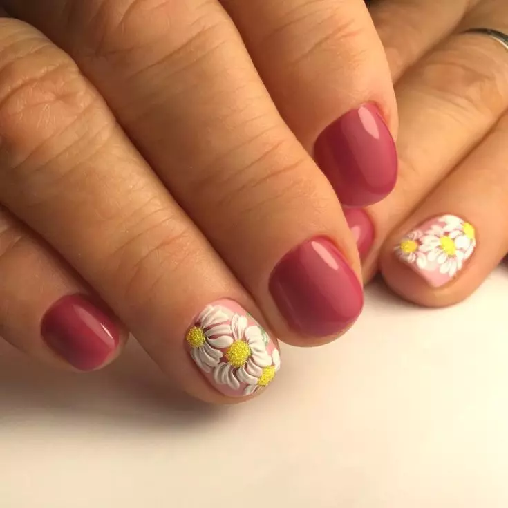 Manikyr med tusenskönor (69 foton): Steg-för-steg nagel design med tusensköna mönster. Hur man ritar blommor på gul eller rosa lack? 6506_20