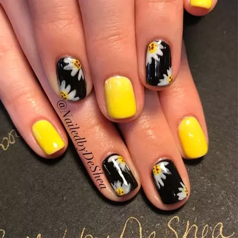 Manicure with daisies (69 photos): step-by-step nail design with daisy pattern. How to draw flowers on yellow or pink varnish? 6506_23