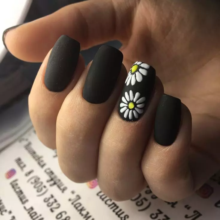 Manikiūras su saulais (69 nuotraukos): žingsnis po žingsnio nagų dizainas su Daisy modeliu. Kaip piešti gėles ant geltonos arba rožinės larų? 6506_24