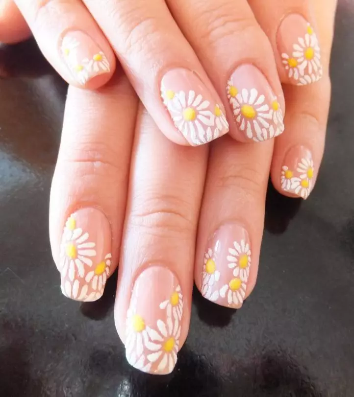 Manikyr med tusenskönor (69 foton): Steg-för-steg nagel design med tusensköna mönster. Hur man ritar blommor på gul eller rosa lack? 6506_26