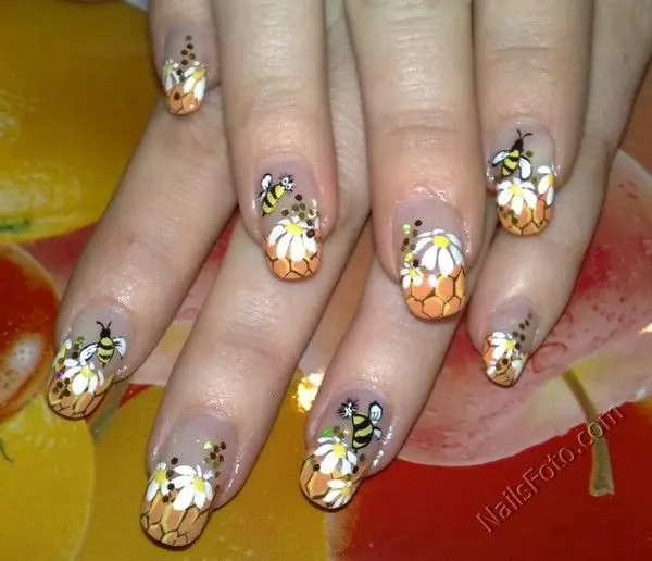 Manicure with daisies (69 photos): step-by-step nail design with daisy pattern. How to draw flowers on yellow or pink varnish? 6506_29