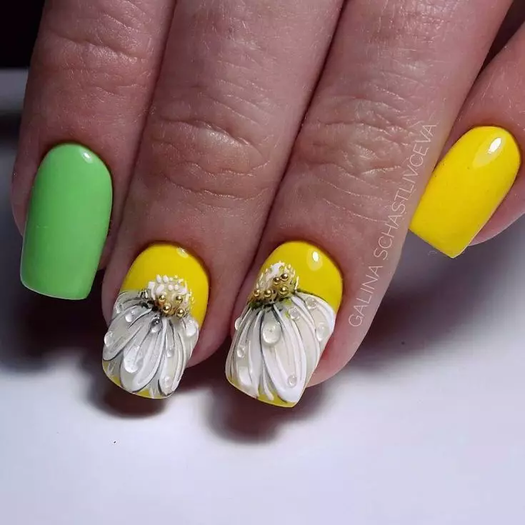 Manucure avec des marguerites (69 photos): Design à ongles pas à pas avec motif de marguerite. Comment dessiner des fleurs sur le vernis jaune ou rose? 6506_30