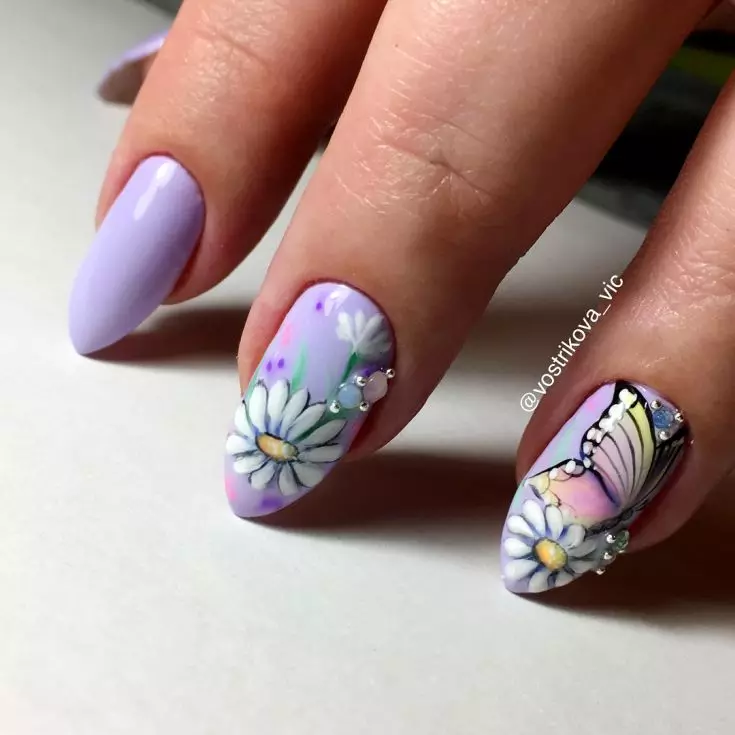 Manikyr med tusenskönor (69 foton): Steg-för-steg nagel design med tusensköna mönster. Hur man ritar blommor på gul eller rosa lack? 6506_32