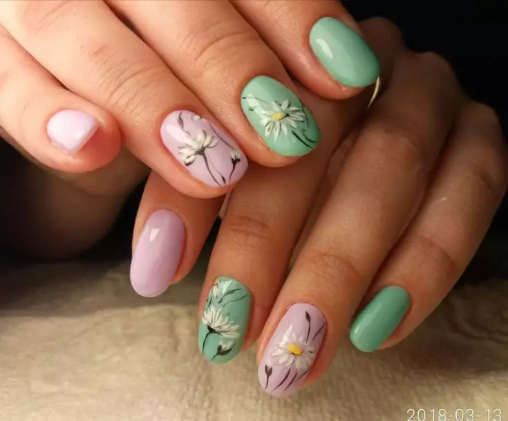 Manicure med tusindfryd (69 billeder): trin-for-trin negle design med daisy mønster. Hvordan tegner du blomster på gul eller rosa lak? 6506_34
