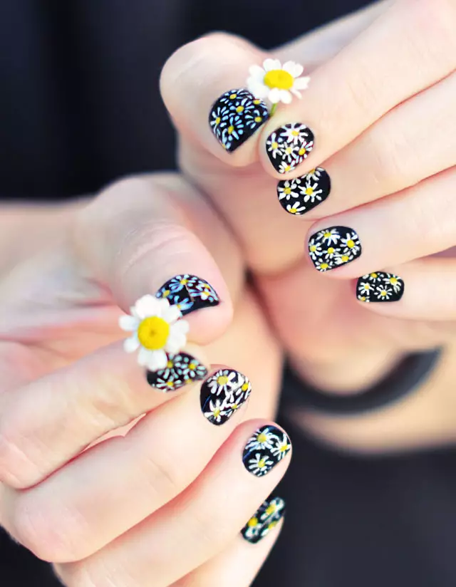Manikiūras su saulais (69 nuotraukos): žingsnis po žingsnio nagų dizainas su Daisy modeliu. Kaip piešti gėles ant geltonos arba rožinės larų? 6506_4