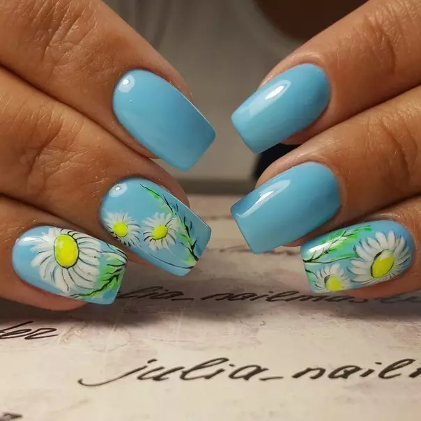 Manicure med tusindfryd (69 billeder): trin-for-trin negle design med daisy mønster. Hvordan tegner du blomster på gul eller rosa lak? 6506_42