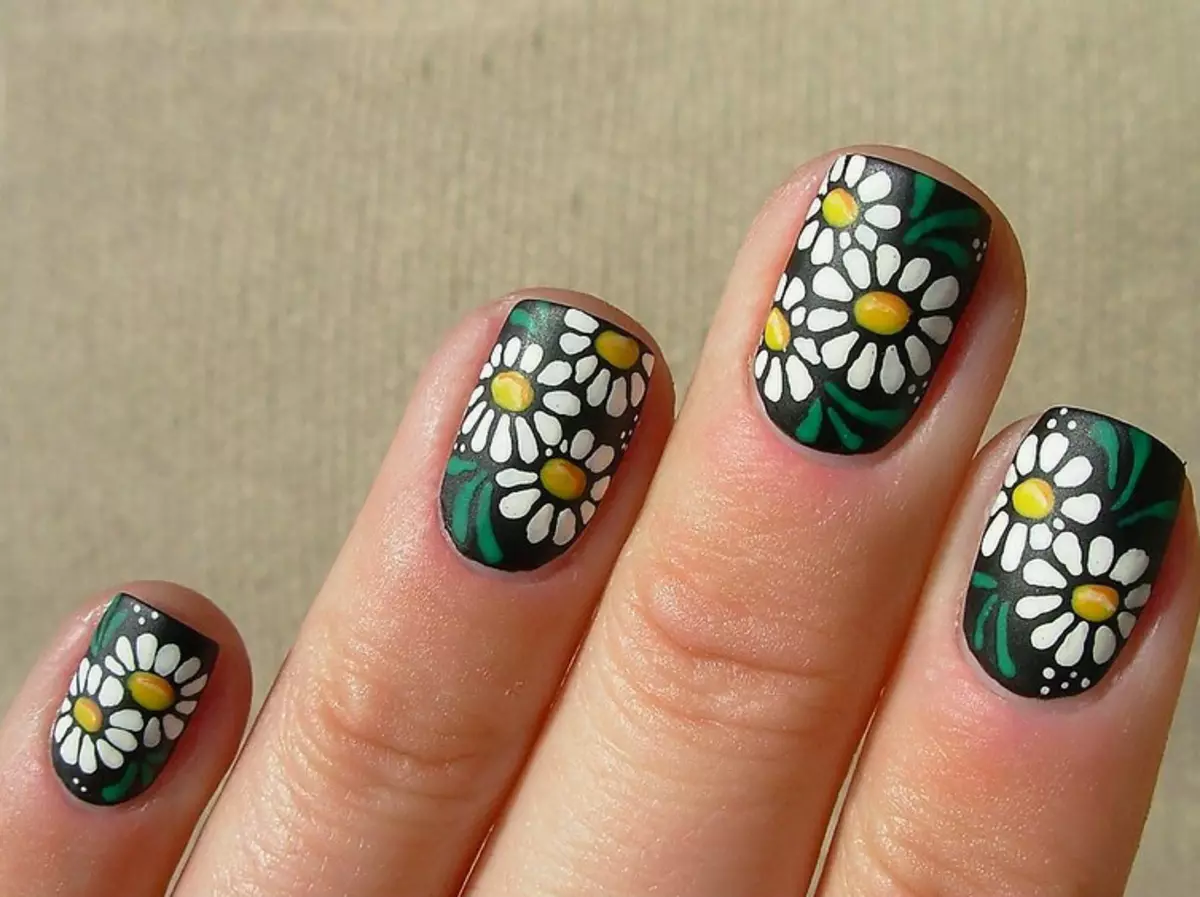 Manikyr med tusenskönor (69 foton): Steg-för-steg nagel design med tusensköna mönster. Hur man ritar blommor på gul eller rosa lack? 6506_45