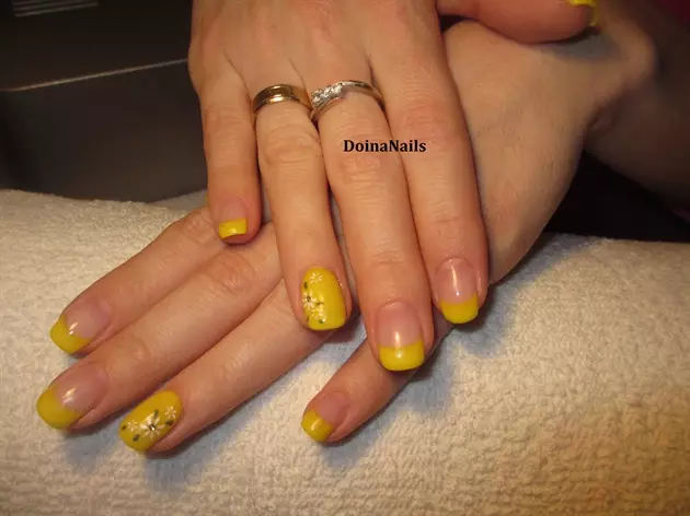 Manicure com margaridas (69 fotos): Design de unhas passo-a-passo com padrão de margarida. Como desenhar flores em verniz amarelo ou rosa? 6506_46