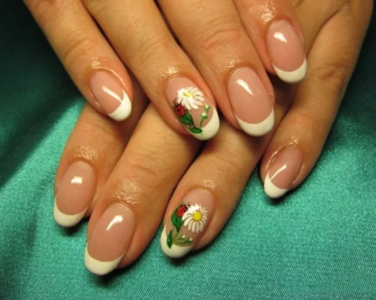 Manicure med tusindfryd (69 billeder): trin-for-trin negle design med daisy mønster. Hvordan tegner du blomster på gul eller rosa lak? 6506_48