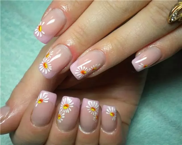 Manikyr med tusenskönor (69 foton): Steg-för-steg nagel design med tusensköna mönster. Hur man ritar blommor på gul eller rosa lack? 6506_66
