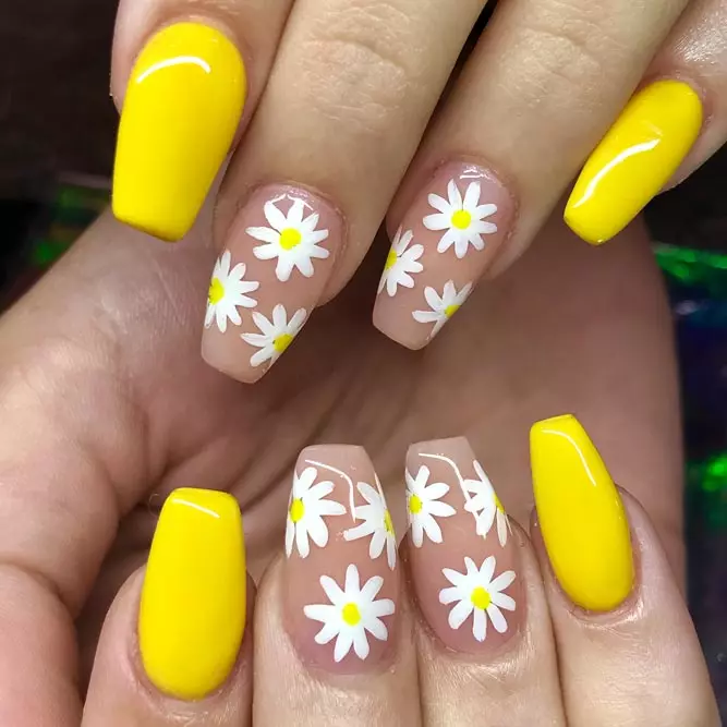 Manikyr med tusenskönor (69 foton): Steg-för-steg nagel design med tusensköna mönster. Hur man ritar blommor på gul eller rosa lack? 6506_8
