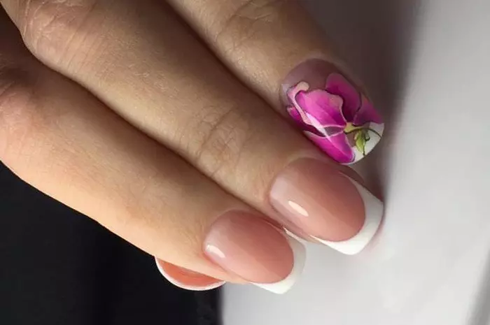 Lilies juu ya misumari (22 photos): manicure design na maua 6507_10