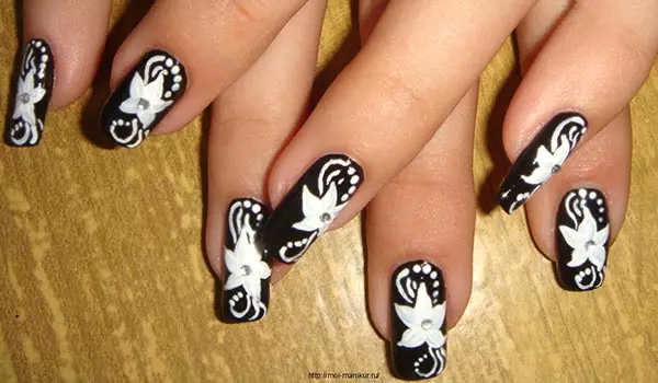 Lelies op de nagels (22 foto's): Manicure ontwerp met lelies 6507_17