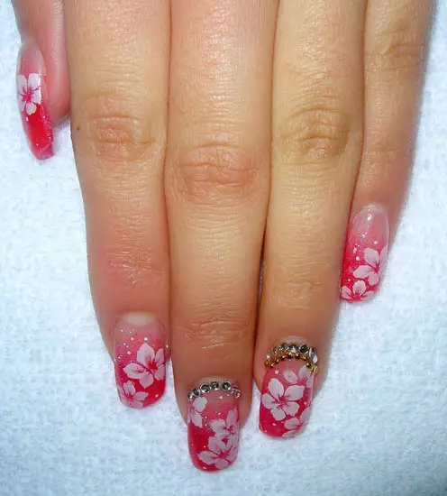 Liljor på naglarna (22 bilder): Manikyrdesign med liljor 6507_21