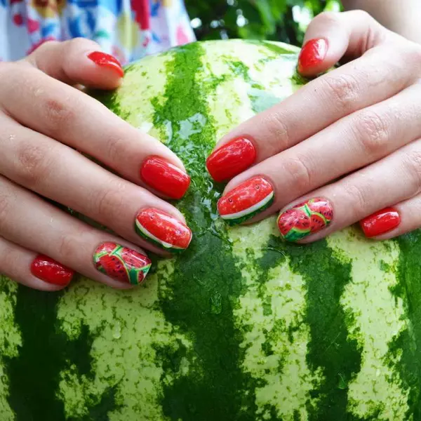 Manikure mei watermeloen (55 foto's): simmerûntwerp fan nagels mei watermeloen tekeningstap by stap 6515_6