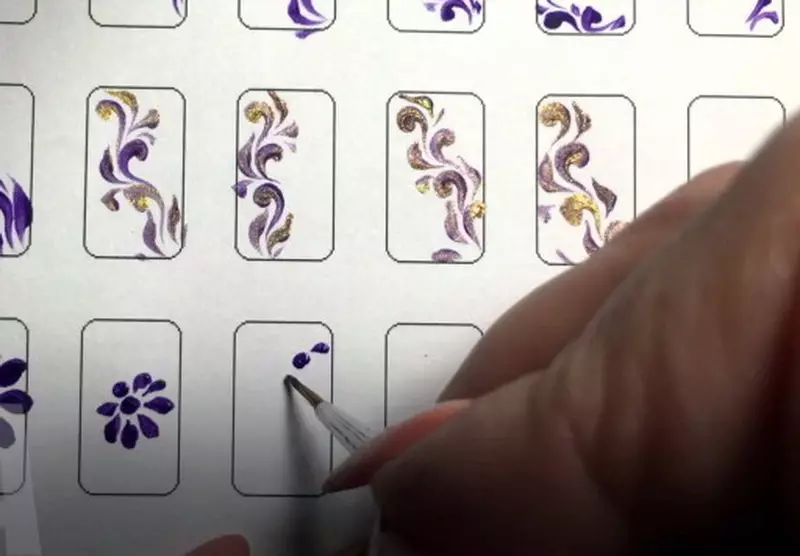 Monograma ant nagų žingsnis po žingsnio (61 nuotraukos): kaip išmokti juos piešti? Manikiūro taškai pradedantiesiems, schemoms ir projektavimo pavyzdžiams 6520_50