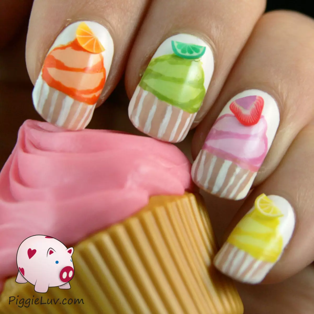 Manicure dengan Sweets (40 foto): Ide Desain Kuku dengan Keledai, Kue, Karamel dan Permen 6523_20