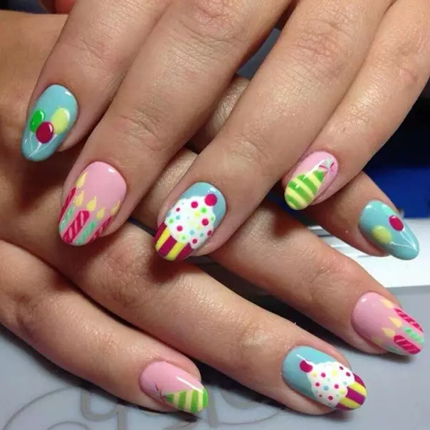 Manicure dengan Sweets (40 foto): Ide Desain Kuku dengan Keledai, Kue, Karamel dan Permen 6523_4