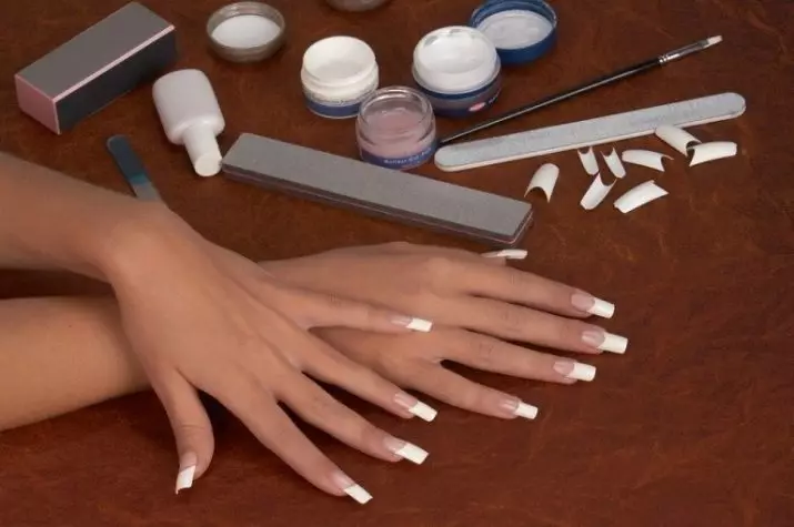 Форми за продолжување на ноктите (42 фотографии): Како да се изградат ноктите со свои раце? Како можам да ги заменам формите? Како да ги користите? 6541_32
